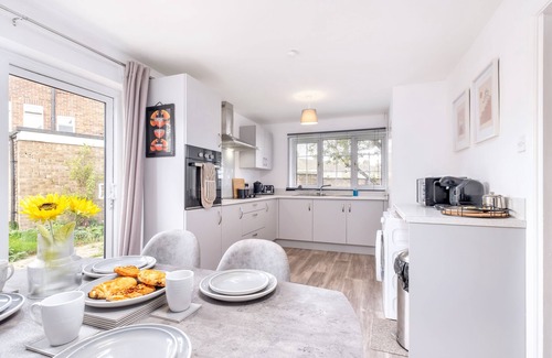 Peterborough House | Sleeps 5 - Perfect for Contractors & Professionals