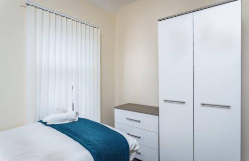 Cwmbrwla Apartment | Sleeps 5, Smart TV's in bedrooms