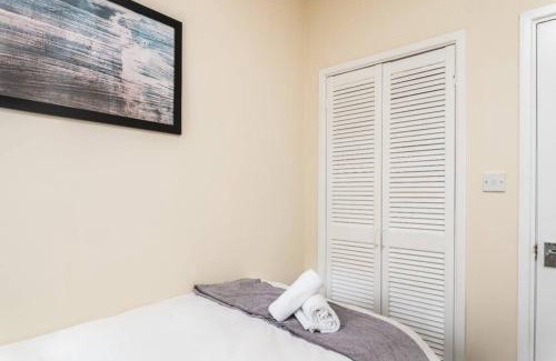 Cwmbrwla Apartment | Sleeps 5, Smart TV's in bedrooms