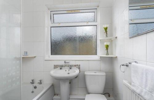 Cwmbrwla Apartment | Sleeps 5, Smart TV's in bedrooms