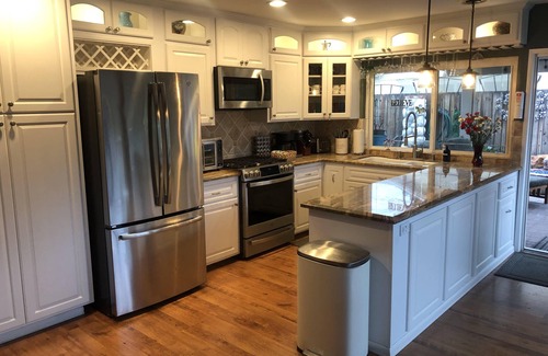 Simi Valley House | Sleeps 6 - 3 Bedroom - King - Queen - 2 Twins - Jacuzzi - Full Kitchen - Laundry