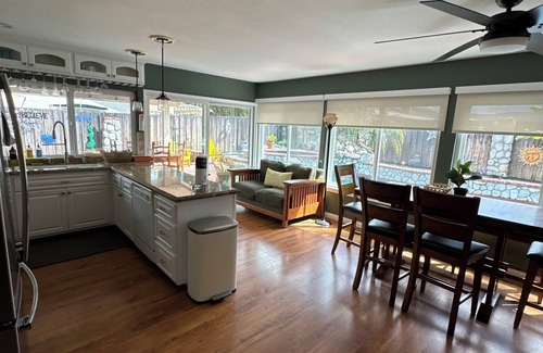 Simi Valley House | Sleeps 6 - 3 Bedroom - King - Queen - 2 Twins - Jacuzzi - Full Kitchen - Laundry