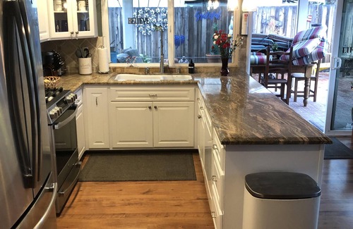 Simi Valley House | Sleeps 6 - 3 Bedroom - King - Queen - 2 Twins - Jacuzzi - Full Kitchen - Laundry