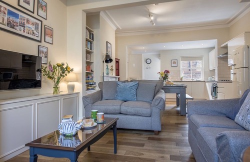 York House | Sleeps 6 Central York 5★Townhouse Parking Courtyard + Pool Table