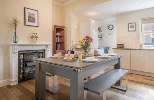 York House | Sleeps 6 Central York 5★Townhouse Parking Courtyard + Pool Table