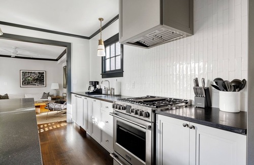 Radcliffeborough House | Sleeps 6| Downtown|Luxury House