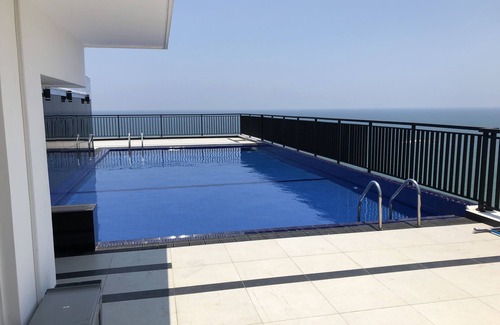 Mount Lavinia Apartment | Sleeps 6, Family friendly , 1 Minute walk to Beach, Bars & Supermarkets 7 mins