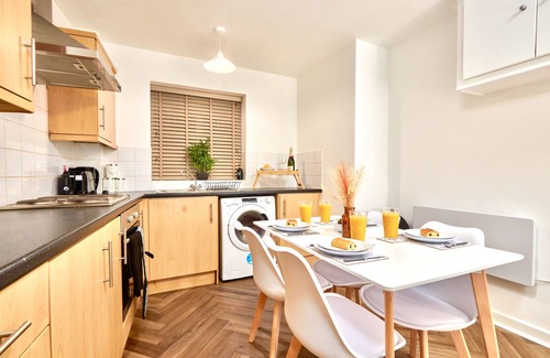 Headingley Apartment | Sleeps 6: Family & Work Stays - FREE Parking & WiFi