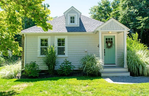 Narragansett House | Sleeps 6, Firepit, Walk to Beach