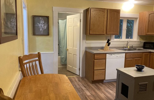 South Berwick Apartment | Sleeps 6! Free Wine! Comfy 2-Bedroom In S. Berwick