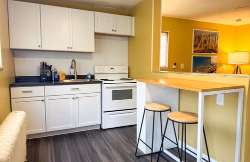 Pittsburgh Apartment | Sleeps 6! Homey 2 Bedroom with 5 Beds + WIFI