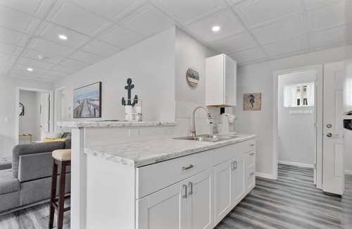 Two Rivers House | Sleeps 6, Hot Tub, Neshotah Beach