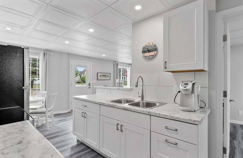 Two Rivers House | Sleeps 6, Hot Tub, Neshotah Beach
