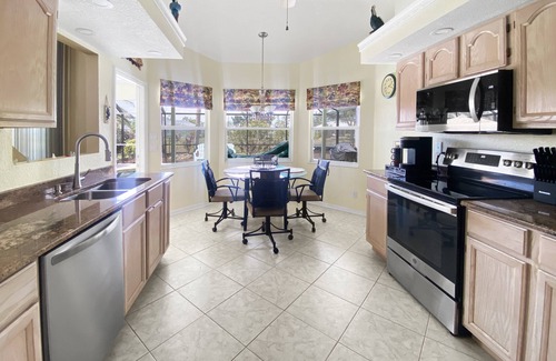 Broadmoor Villa | Sleeps 6, Hot Tub, dog ok, FULL refund*, pool heat