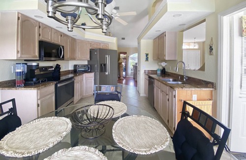 Broadmoor Villa | Sleeps 6, Hot Tub, dog ok, FULL refund*, pool heat