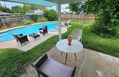 Houston House | Sleeps 6 | Houston's Stylish Poolside Retreat