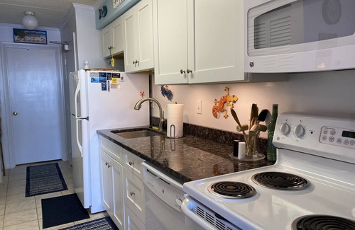 North Ocean City Condo | ★ Sleeps 6,Linens &Towels✓ Free Parking✓ Sunset View✓ Smart TVs✓ Pool ✓