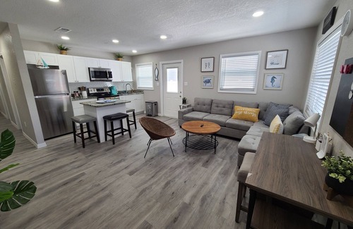 East Tampa House | Sleeps 6+. Middle Ybor Coastal Style Home Living!