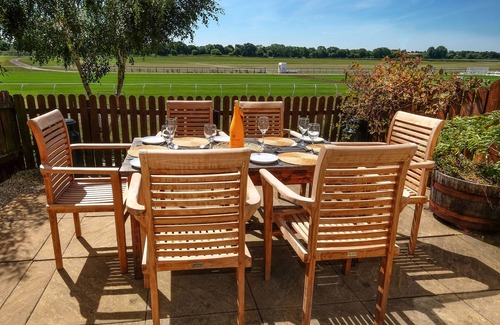 Stratford-upon-Avon House | Sleeps 6, Parking, Great View. 3 Bedrooms, 4 beds, easy walk to town centry