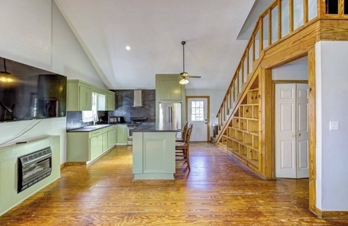 Redwood House | Sleeps 6 - Private Pool - Lake Views - End of the Road Lakehouse