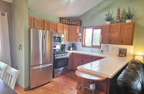 Cripple Creek Cabin | ★ Sleeps 6 ★ Surrounding Mtn + Aspen Vistas + Hot Tub + Game Room