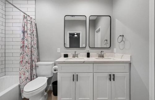 Southeast Houston House | Sleeps 7 Newly Built 10 min from All major attractions