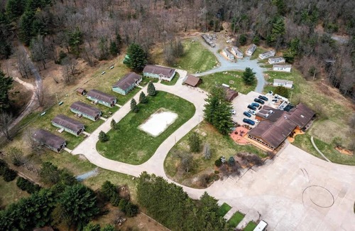 Neillsville Apartment | Sleeps 7 Rustic Loft at Riviera Resort!