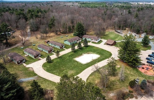 Neillsville Apartment | Sleeps 7 Rustic Loft at Riviera Resort!