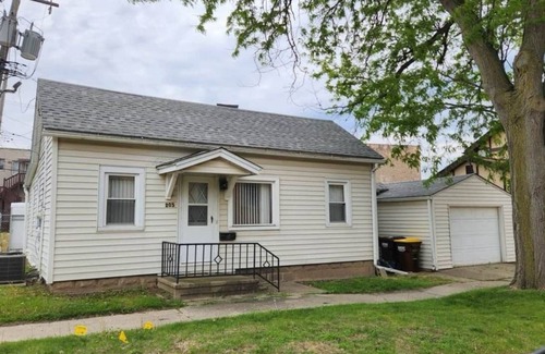 Harvard House | Sleeps 7 Steps to Metra