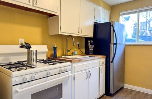Mount Oliver Apartment | Sleeps 8! 2 Full Apartments w/3 Beds and Parking