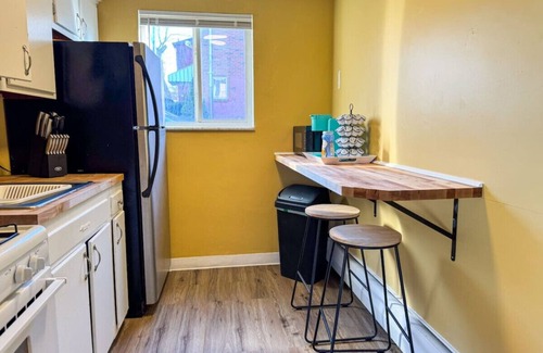 Mount Oliver Apartment | Sleeps 8! 2 Full Apartments w/3 Beds and Parking