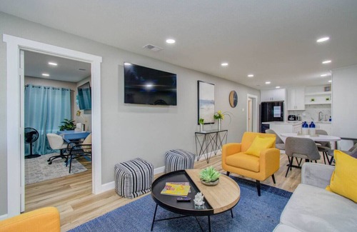 Hitchcock House | Sleeps 8 | 20 Min to Galveston | Gated | Grill