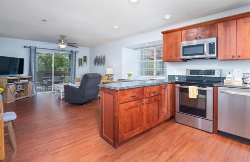 Indian Point Condo | Sleeps 8 | 2BR | Pebble Beach | Big Deck | By SDC