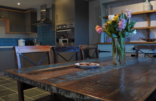 Chedworth House | Sleeps 8, 4 Bedrooms, Dogs Welcome, No Smoking, Wood burner, Wi-Fi*, Garden, Games Room