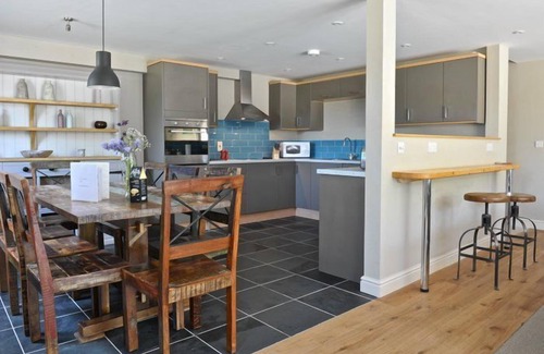 Chedworth House | Sleeps 8, 4 Bedrooms, Dogs Welcome, No Smoking, Wood burner, Wi-Fi*, Garden, Games Room
