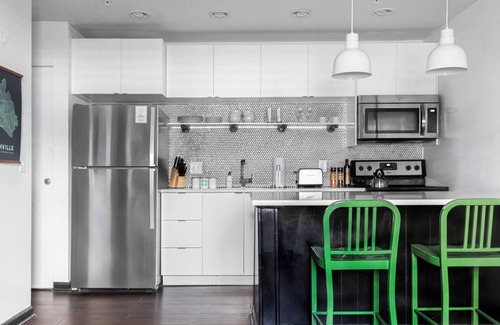 Rutledge Hill House | Sleeps 8 | 4 SoBro Suites w/Kitchens, Walk to Broadway – by AvantStay