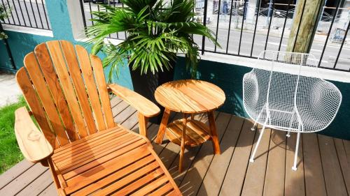 Rutledge Hill House | Sleeps 8 4 SoBro Suites w Kitchens Art Walk to Broadway – by AvantStay