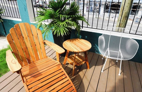 Rutledge Hill Cottage | Sleeps 8 4 Stylish Sobro Suites Near Music & Dining by Avantstay