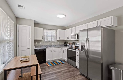 Georgetown House | Sleeps 8. Cozy Bungalow in Downtown Georgetown