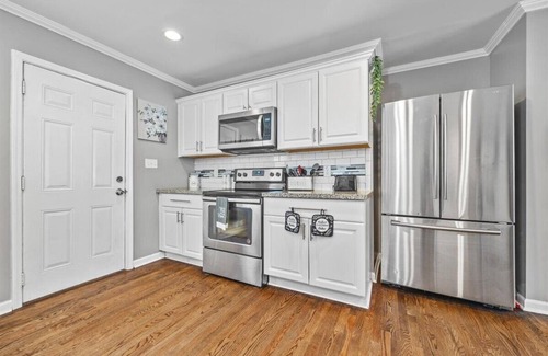 Candler-McAfee House | Sleeps 8 - Downtown Getaway