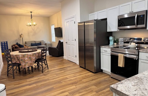 Linglestown Cottage | Sleeps 8! Foosball+Arcade, Private Courtyard, Parking, Washer+Dryer. Great home!