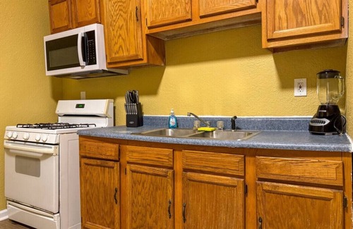 Mount Oliver Apartment | Sleeps 8! Homey 2BR Apt w/7 Beds + WIFI