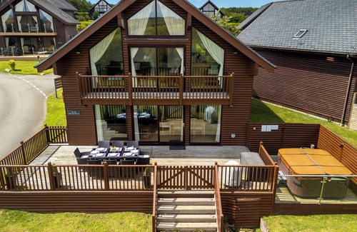 Winnard's Perch House | Sleeps 8, hot tub, dog friendly - Indoor pool, tennis, gym - FEW DATES LEFT