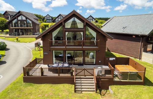 Winnard's Perch House | Sleeps 8, hot tub, dog friendly - Indoor pool, tennis, gym - FEW DATES LEFT
