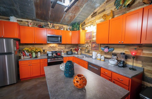Mount Sterling House | Sleeps 8 in a 2-story grain bins (2 queen beds, 1 queen bunk bed and 2 full bathrooms; each grain bin level has its own full bathroom) All guests of the Hermann Grain Bins have full access to the full service kitchen, dining area, living room comp
