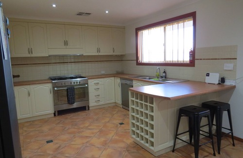 Wallaroo House | Sleeps 8, in the Marina Cove, five minute walk to Ale House