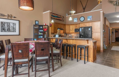 Snow Pine Estates House | Sleeps 8 - Skin In /Out 3 Bedroom 3 Bath + Den + Loft + Hot Tub and 3 Parking