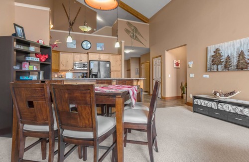 Snow Pine Estates House | Sleeps 8 - Skin In /Out 3 Bedroom 3 Bath + Den + Loft + Hot Tub and 3 Parking