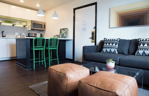 Rutledge Hill House | Sleeps 8 | SoBro Suites w/Local Art, Walk to Music & Dining – by AvantStay