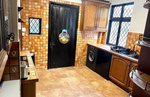 Wraysbury House | Sleeps 8 Thamefront Gem w/Petsok, Free Parking